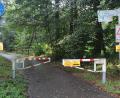 Bild: Werner Prucker/exb
Weil die Besitzer des Ortsrichterstüberls in Reuth bei Erbendorf den öffentlichen Radweg mit einem Bauzaun versperrt haben, hat die Gemeinde einen Umweg eingerichtet.
