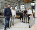 Bild: kaz
Der Betriebs- und Fertigungsleiter im Werk 2, Jürgen Röber, Geschäftsführender Gesellschafter Marcus Bach, die Produktionsmitarbeiter Sascha Walz und Thorsten Hawel sowie Wiesauplast-Geschäftsführer Wolfgang Beer in der Produktionshalle. Hier werden seit April Premium-Kochfelder hergestellt.