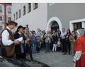 Bild: krb
Die Teilnehmer erhalten auf unterhaltsame Weise einen Einblick in die Neustädter Stadtgeschichte, die 20 Schauspieler in Szenen darstellen.