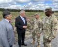 Bild: mor
Oberst Kevin Poole (von rechts), Brigadegeneral Steven Carpenter und Bürgermeister Edgar Knobloch (links), erläutern Innenminister Joachim Herrmann das Projekt. Greifvogel-Attrappen (im Hintergrund) schweben zur Vergrämung von Bodenbrütern über dem bereits gerodeten Baufeld.