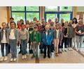 Bild: Melissa Akdemir/exb
Die ehrenamtlichen Mitwirkenden des Pausenverkaufs an der Dr.-Heinrich-Stromer-Grundschule Auerbach mit einigen ihrer treuen Kunden.