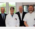 Bild: M. Ehras/exb
Vorstellungsrunde am St.-Anna-Krankenhaus: (von links) Klinik-Vorstand Roland Ganzmann, Chefärztin Dr. Christine Wurst, Landrat Richard Reisinger, Chefarzt Dr. Klaus Nester.
