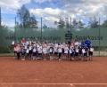 Bild: Carina Götz
So sehen die Sieger aus bei der 29. Landkreismeisterschaft Neustadt/WN im Tennis. Veranstaltet hat sie die TSG Mantel-Weiherhammer um Turnierleiter Martin Schmid und Vorstand Andreas Dörner (hinten, von rechts).