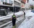 Bild: Schulz/SDMG/dpa
Einsatzkräfte der Feuerwehr räumen Hagel von einer Straße in Reutlingen.