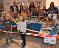 Bild: jr
Leonhard und Paula (im Vordergrund) eröffnen den diesjährigen Sommerferien-Leseclub in der Stadtbücherei Mitterteich, indem sie mit ihrer Schere das Eröffnungsband durchtrennen.