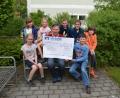 Bild: swo
Die Kommunionkinder dieses Jahres aus der Pfarrei Gebenbach übergeben eine Spende an Marco Kind von der Selbsthilfegruppe krebskranker Kinder.