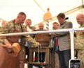 Bild: rgr
Nach zwei Schlägen von Brigadegeneral Steven P. Carpenter fließt das Bier.