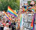 Bild: Daniel Karmann/dpa
Zahlreiche Menschen nehmen an einer CSD-Demonstration im Rahmen der Nürnberger Prideweek teil.