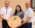 Bild: mrr
Miriam Lobenhofer gewinnt die Jubiläumsscheibe mit einem 4,2-Teiler. Dazu gratulieren Erster Schützenmeister Thomas Graf (links) und Bürgermeister Erwin Geitner.