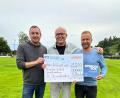 Bild: gau
Der 1. FC Rieden übergibt einen weiteren Scheck (von links): FCR-Vorsitzender Hans Fischer, FCR-Hauptkassier Josef Kemmeter und der Sternstunden-Organisationsleiter der Oberpfalz, Bernhard Heinisch.