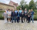 Bild: Christine Hollederer
Gemeinsam sind sie seit 240 Jahren im öffentlichen Dienst beschäftigt. Von links Margarete Schuster, Lothar Demleitner, Silvia Gebhard, Alfons Beer, Hubert Saradeth, Matthias Birner, Petra Obermeier, Jürgen Schröther und Helga Schertl. Ihnen gratulieren Landrat Richard Reisinger, Sophie Aures für das Personalamt und Personalratsvorsitzender Erich Findl.