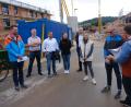 Bild: usc
Paul Scheffer (Zweiter von rechts) vom gleichnamigen Bauunternehmen erläuterte den Mitgliedern der CSU-Stadtratsfraktion und des Raigeringer Ortsverbands den Baufortschritt im Bauquartier „Hofmark Raigering Mitte“. Auf der linken Seite ist der entstehende Geschosswohnungsbau zu sehen, rechts sind die Einfamilien- und Reihenhäuser im Bild.