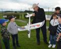 Bild: dob
Der Vorsitzende des Vohenstraußer Modellsportclubs, Siegfried Schober, erklärt den Kindern, in Gruppen aufgeteilt, die verschiedenen Flugmodelle.