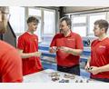 Bild: Marcus Rebmann/exb
Andreas Lotter (Mitte) setzt im Fachkräftemangel auf Auszubildende und startet ein Pilotprojekt mit zusätzlichem Unterricht, um eine Lehrzeitverkürzung zu ermöglichen.