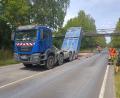 Archivbild: nic
Ein Lastwagen krachte am 18. Juli gegen die Rad- und Fußgängerbrücke, die bei Tirschenreuth über die B15 führt.