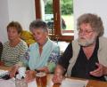 Bild: wro
Erich Neiser (rechts) ist gebürtiger Oberpfälzer; aktuell lebt er in Weißenburg in Mittelfranken. Mit Wortspielereien erheiterte er die zahlreichen Gäste bei der Sommerlesung der "Grenzlandschreiber" in der Glasschleif bei Pullenreuth.