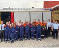 Bild: bö
13 Jugendliche der Feuerwehr Hohenburg schaffen die Jugendleistungsprüfung. Dazu gratulieren Kommandant Martin Falk und sein Vize Erich Dieling sowie die Prüfer der Landkreisfeuerwehr zusammen mit Bürgermeister Florian Junkes und den Ausbildern.