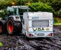 Bild: Axel Heimken/dpa
Ab durch den Schlamm: Ein Traktor zieht einen Wohnwagen vom Campinggelände des Wacken Open Air.