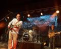 Bild: Amann
Hannes Ringlstetter (links) und seine Band spielen in Neunburg in der Schwarzachtalhalle. Sie haben Spaß an ihrem Auftritt, und das Publikum ist begeistert.