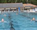 Bild: hcz
Beim 7,7-Stunden-Schwimmen der Wasserwacht-Ortsgruppe Weiden-Flossenbürg im Schätzlerbad ziehen die Teilnehmer und Teilnehmerinnen für den guten Zweck ihre Bahnen.