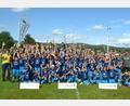 Bild: mnt
Die 85 teilnehmenden Kinder und Trainer hatten beim professionellen Fußballcamp Campo Ballissimo sichtlich Spaß. Beim abschließenden Gruppenfoto gratulierte Bürgermeisterin Sonja Meier (links) den Verantwortlichen rund um den Cheftrainer Franz Bauer zu einem rundum gelungenen Fußballwochenende.