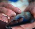 Symbolbild: Sebastian Gollnow/dpa/Symbolbild
Auch alte Menschen haben meist ein Smartphone. Doch manchmal brauchen sie ein bisschen Hilfe bei der Bedienung.