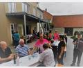 Bild: gz
Für Stimmung beim Sommerfest auf der Terrasse des Wohn- und Pflegeheims "Haus am Tillyplatz" sorgt Jungmusiker "Samuel" mit seiner Steirischen Harmonika.