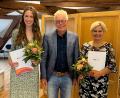 Bild: BBZ Erbendorf/exb
Klassenleiter Ulrich Sommer gratulierte den Absolventinnen Paula Riolfi (links) und Wioletta Troidl (rechts).