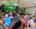 Bild: hme
Sehr gut besetzt ist das Festzelt beim Dorffest in Neudorf bei Luhe.