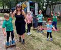 Bild: R. Kreuzer
Der Spielwagen des Stadtjugendrings bringt viel Abwechslung zum Rehbühlerfest.