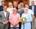 Bild: Susanne Schwab, Stadt Amberg/exb
Oberbürgermeister Michael Cerny (hinten rechts) gratulierte dem städtischen Referatsleiter Jens Wein (vorne links) sowie Horst Glöckl (vorne Mitte), Anita Schober (vorne rechts), Hubert Stöcklmeier (hinten 2.v.l.) und Bernd Stoiber (hinten 4.v.l.) im Beisein ihrer Vorgesetzten zu ihrem Dienstjubiläum.