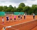 Bild: fvo
Trainerin Victoria Reis (rechts) zeigt den jungen Tenniscracks den "Volley"