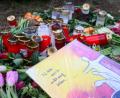 Bild: Julian Stratenschulte/dpa
Blumen und Kerzen im Januar 2023 in Wunsdorf am Fundort der Leiche des 14-Jährigen.
