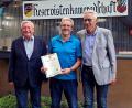 Bild: R. Kreuzer
Die Reservistenkameradschaft ehrt Karlheinz Rossmann (Mitte) für 50 Jahre Treue. Stabsfeldwebel a. D., Siegfried Woppmann, und Vorsitzender Werner Holl (rechts) gratulieren.