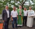 Bild: ads
Kirchenpfleger Anton Gebert (Zweiter von links) verabschiedet Pfarrer Josef Irlbacher (Dritter von links). Mit dabei Pastoralreferent Stefan Dotzler (rechts), Pfarrgemeinderatssprecher Willi Wiedenbauer (links) und Johann Kumeth (Zweiter von rechts).