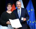 Bild: Timm Schamberger/exb
Bayerns Innenminister Joachim Herrmann ehrt Claudia Junge.