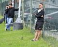 Bild: Hubert Ziegler
Christoph Hegenbart, der Trainer des 1. FC Schlicht, stand etliche Meter von der Bank seiner Mannschaft entfernt an einem Zaun.