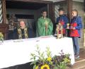 Bild: wro
Den Gottesdienst an der Kapelle "Maria Frieden" zelebrierten Paster Lukas und der Seelsorger der Pfarreiengemeinschaft Fuchsmühl-Friedenfels, Vinzentinerpater Joseph (von links). Die Ministranten stellte die Bergwacht, die am Vorplatz ihr traditionelles Fest feierte.