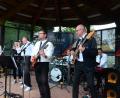 Bild: Kunz
Die Band "Pulp Fiction" aus dem Raum Hof lässt sich von schlechtem Wetter ihre gute Laune nicht vermiesen.