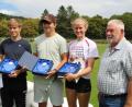 Bild: Karin Müller-Popp
Maximilian Achhammer (TSV 1880 Schwandorf) , Benedikt Müller (TV 1861 Amberg) und Lisa Lankes (SWC Regensburg/von links) wurden durch den Leichtathletik-Ehrenbezirksvorsitzenden Josef Zwickenpflug aus Cham ausgezeichnet.