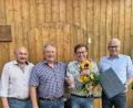 Bild: mma
Georg Götz für den HKA (links), Wolfram Seebauer (Zweiter von links) für die Brauerei Bischofshof und Bürgermeister Bernhard Lindner (rechts) verabschieden den Frohnbergwirt Herbert Lindner.
