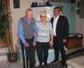 Bild: knh
Im Kreise der Familie feiern Rita und Erwin Braun ihr 60-jähriges Ehejubiläum. Rathausvertreter Siegfried Janner (rechts) gratuliert im Namen der Gemeinde mit einem Präsent.