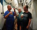 Bild: kaz
Braumeister Detlev Dotzel, Inhaber Rigobert Bergler und Richard Meier, Abteilungsleiter Abfüllung (von links) testen ein Bier im Lagerkeller der Brauerei.