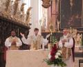 Bild: Monika Demmer/exb
Traditionell am ersten August-Sonntag werden die Heiligen Leiber in der Basilika Waldsassen besonders verehrt. Hauptzelebrant und Prediger beim Festgottesdienst am Vormittag war Propst Bernhard Mayrhofer vom Augustiner-Chorherrenstift Vorau in der Steiermarkt (Mitte), am Altar zusammen mit Stadtpfarrer Dr. Thomas Vogl und Pfarrvikar Gerald.
