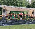Bild: Steinwaldmusikanten Pullenreuth/exb
Dank der Sommerserenade der Steinwaldmusikanten wurde aus der "Grünen Mitte" in Pullenreuth ein Freilicht-Konzertsaal.