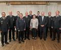 Bild: Christine Hollederer/exb
Thomas Maier (Zweiter von links) ist seit 40 Jahren bei der Feuerwehr Hirschau, Josef Frey (Vierter von links) seit 25 Jahren. Dafür bekamen sie von Landrat Richard Reisinger (Dritter von rechts) und Kreisbrandrat Christof Strobl (Fünfter von links) das staatliche Ehrenzeichen in Gold und Silber.