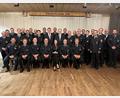 Bild: Christine Hollederer/exb
Die Feuerwehrmänner aus den Vilsecker Ortsteilen Ebersbach, Schlicht, Schönlind, Sigl und Sorghof bringen es zusammen auf 500 Jahre aktiven Dienst. Landrat Richard Reisinger (stehend, 13. von links) überreicht die staatlichen Ehrenzeichen.