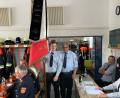 Bild: lei
Troy Meidinger (rechts) gibt die Feuerwehrfahne nach 35 Jahren an Michael Linhard weiter.