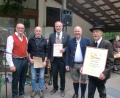 Bild: sh
Hohe Auszeichnungen werden beim Buchbergfest vergeben (von links): Zweiter HVV-Vorsitzender Hans Grieger, Buchbergfördernadelträger Gerhard Häckl, Buchbergfördernadelträger Pfarrer Josef Irlbacher, Schirmherr und Bürgermeister Marcus Eichenmüller und Silberdistelträger Erwin Meier.