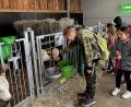 Bild: R. Kreuzer
Die Kinder sehen im Staatsgut Almesbach, wie moderne Landwirtschaft funktioniert. Sie dürfen auch beim Melken und Kälberfüttern zuschauen.